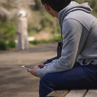 田舎に帰省した時に初恋だった幼馴染の男性を見かけるの写真