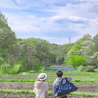東京への就職が決まった彼と幼い頃によく遊んだ田んぼを眺める彼女の写真