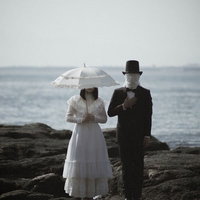 黒いスーツの覆面紳士と白いドレスのお嬢様の写真