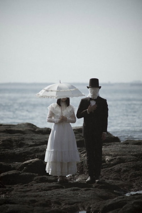 黒いスーツの覆面紳士と白いドレスのお嬢様