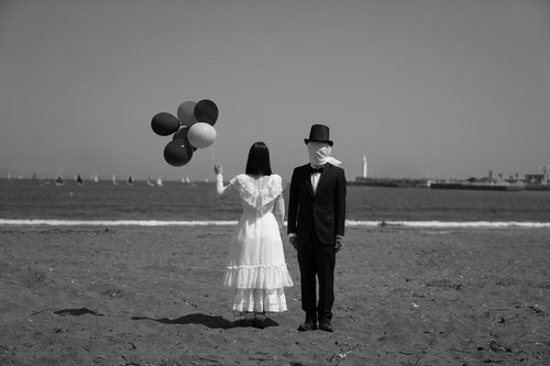 覆面姿のともだちが風船を持つお見合いシーン