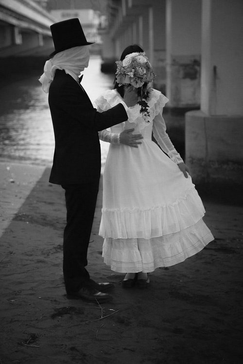 プライバシーを守りながら踊る仮面舞踏会のカップル