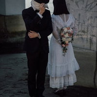 ブーケトスを目隠しキャッチするリハーサル中の女性の写真