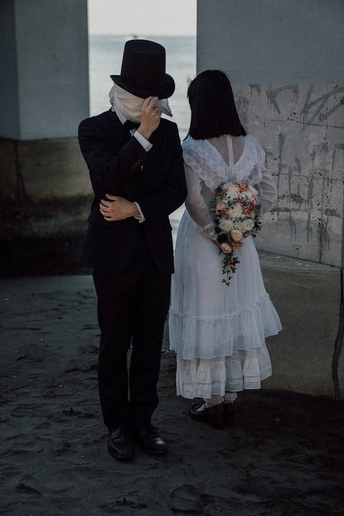 ブーケトスを目隠しキャッチするリハーサル中の女性