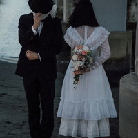 謎多き覆面の男性と白いドレスの淑女による結婚詐欺の怪しい関係の写真