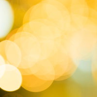 オレンジ色に輝くイルミネーションの丸ボケの写真