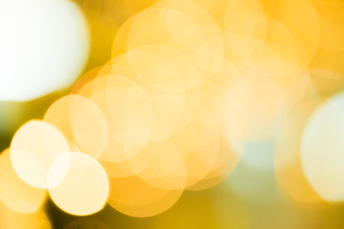 オレンジ色に輝くイルミネーションの丸ボケ