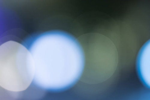青白くボケて広がる冷たい光源、キラキラネオンの丸ボケ背景