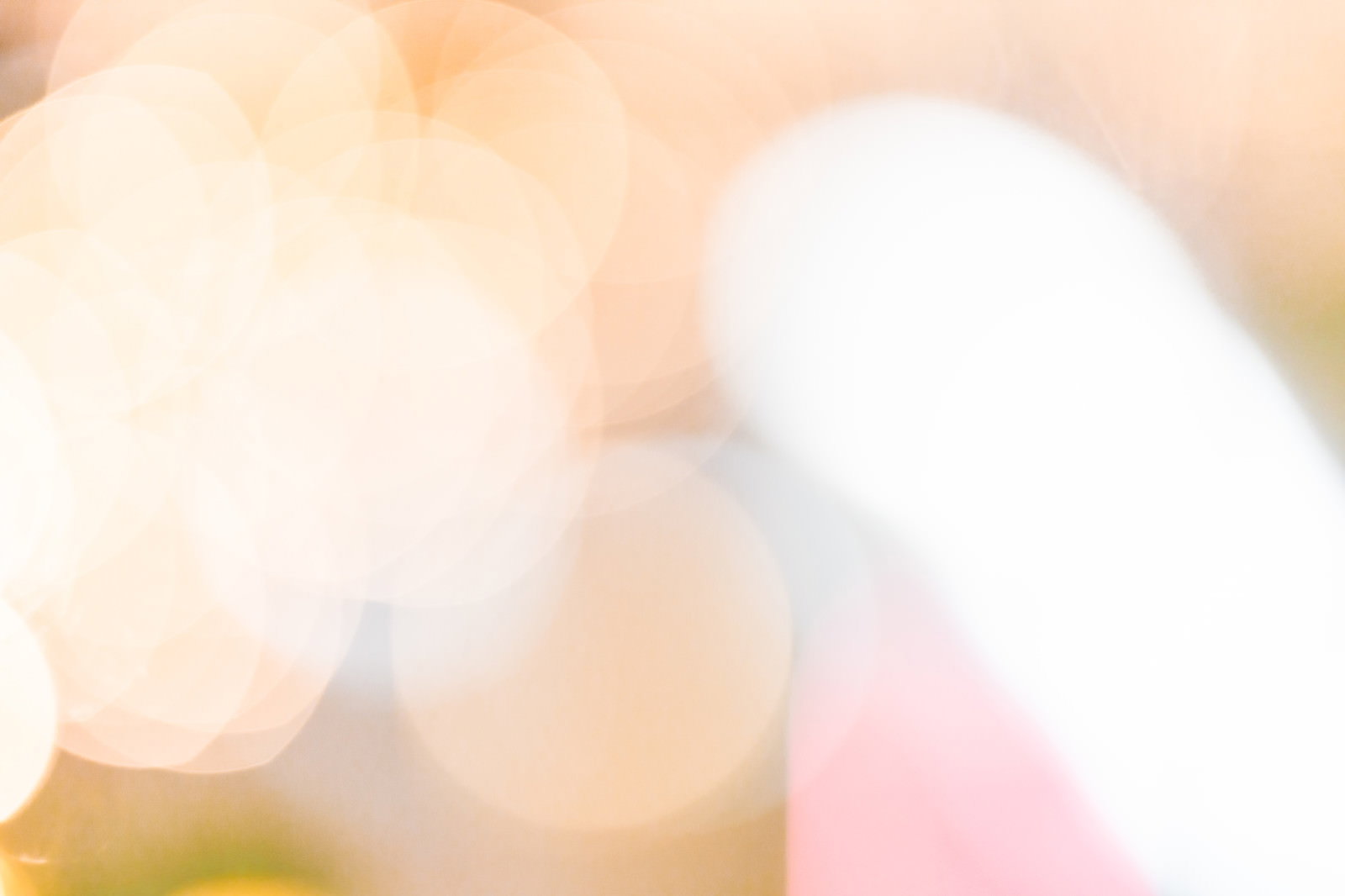 温かみのあるオレンジとピンクの光が美しい丸ボケを作る幻想的な背景