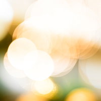 街明かりのボケ味と丸ボケの光、ネオンとイルミネーションの写真