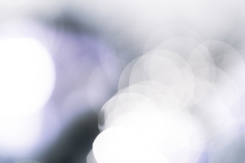 冷たい光が円形にぼける丸ボケ、白と紫のネオンテクスチャ