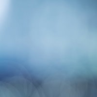 深青のライトアップが映る丸ボケの光の写真