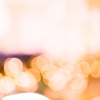 暖色系の光が幻想的な丸ボケイルミネーションの写真