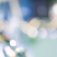 青や緑、白の電飾がボケ味となった夜間の光の写真