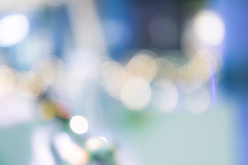 青や緑、白の電飾がボケ味となった夜間の光