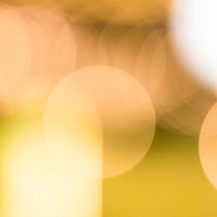 暖色のオレンジ・黄色の丸ボケ背景の写真