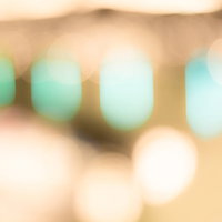 暖色系の光が列をなす丸ボケの写真