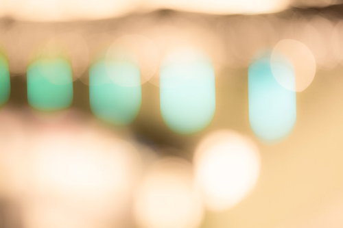 暖色系の光が列をなす丸ボケ