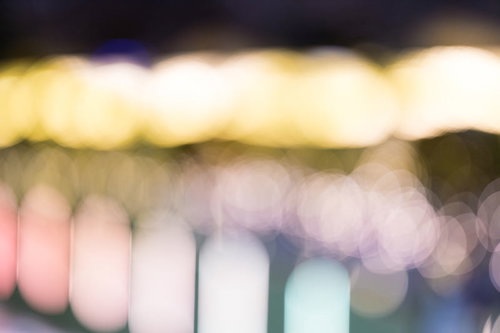 ライトアップされた電飾の丸ボケ、色とりどりの光