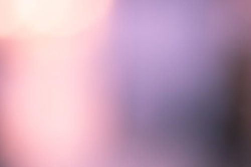 紫からピンクへ流れるグラデーションと光のボケ