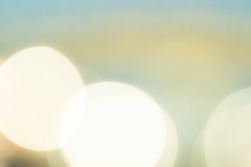 淡いレモン色の光のグラデーションと丸ボケ