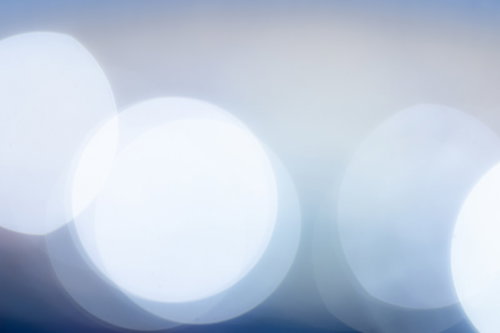 青系グラデーションの光と丸ボケ、寒色の陰影が層状に重なる背景