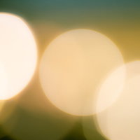 イルミネーションの大きく映り込む丸ボケの光の写真