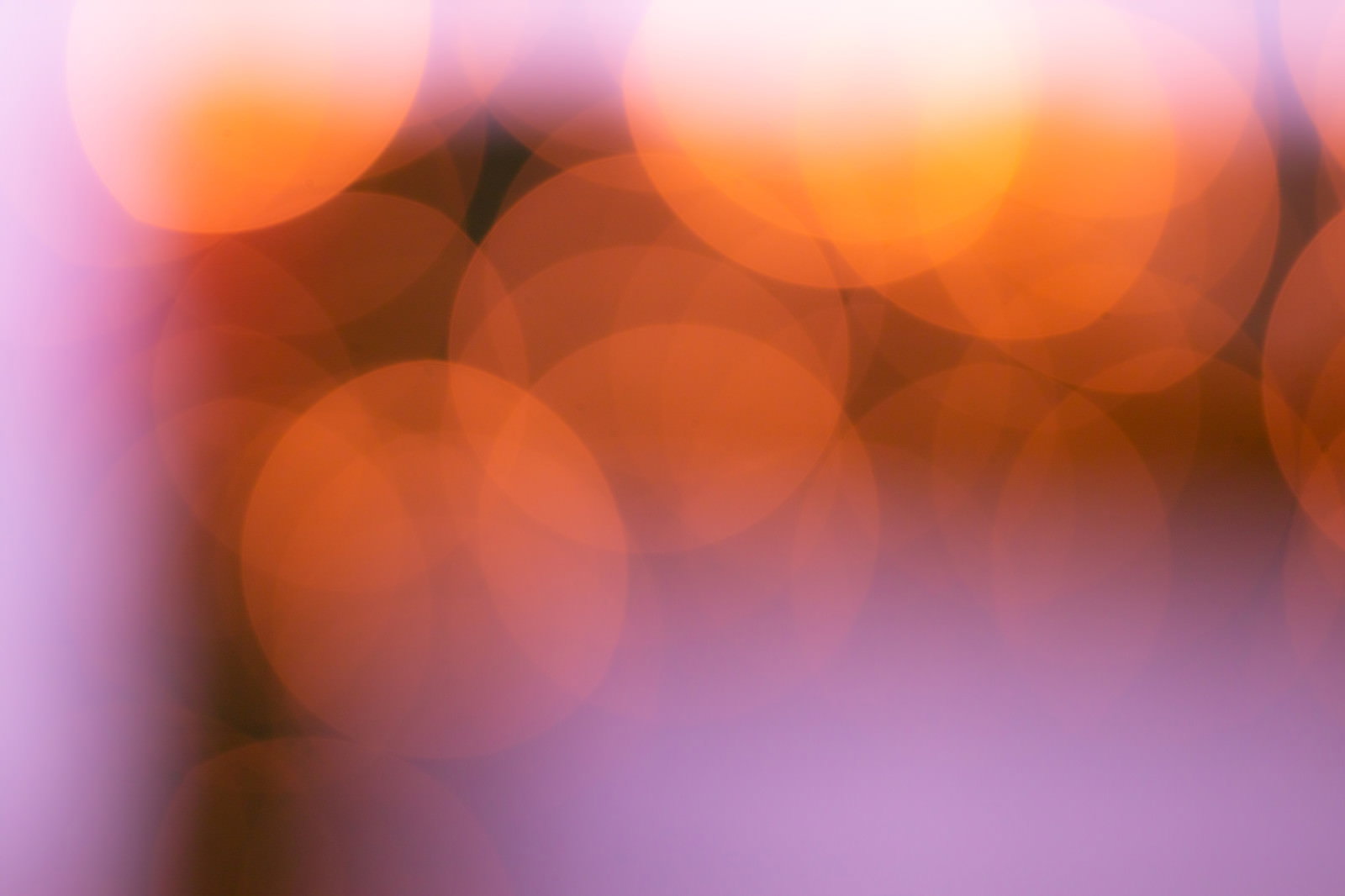 赤やオレンジ色の暖かな光が作る美しい丸ボケの写真