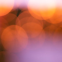 赤いライトアップで浮かぶ丸ボケ、温かみのあるイルミネーション背景の写真