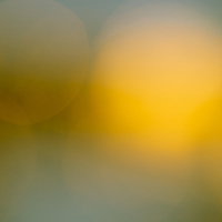 不気味なオレンジ色の光と黄色のグラデーションの写真