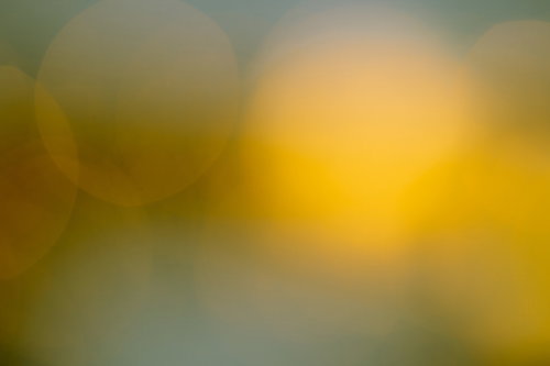 不気味なオレンジ色の光と黄色のグラデーション