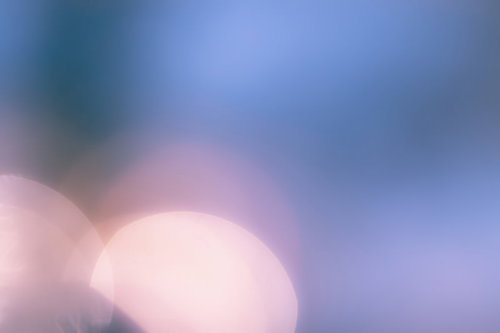 柔らかなグラデーションに重なる丸ボケの光