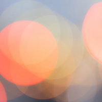 赤からオレンジのグラデーションで光る丸ボケの写真