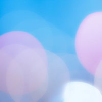 青白い寒色のイルミネーション丸ボケ光の輝きの写真