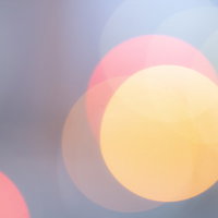 暖色系の丸ボケときらきらした光のテクスチャーの写真