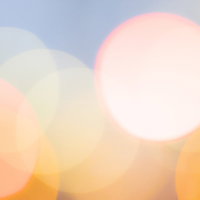 夕焼け色のライトアップが生み出す丸ボケと光のテクスチャーの写真