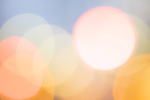 夕焼け色のライトアップが生み出す丸ボケと光のテクスチャー