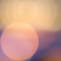 暗闇の中のわずかな光、ライトアップされた丸ボケの写真