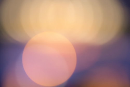 暗闇の中のわずかな光、ライトアップされた丸ボケ