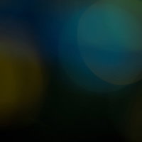 暗闇の中にオレンジ色に染まる丸ボケ背景の写真