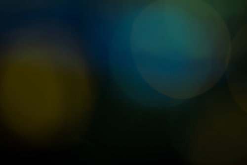 暗闇の中にオレンジ色に染まる丸ボケ背景