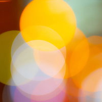 カラフルな光の丸ボケが混じり合う抽象テクスチャーの写真