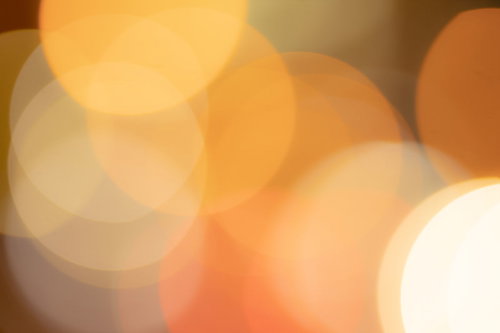 輝くオレンジ色の丸ボケとライトアップの光