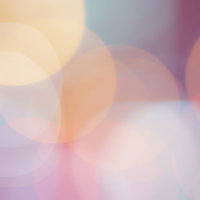 淡くくすんだ丸ボケの光とネオンのテクスチャーの写真