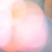 ピンクとオレンジの色あせた丸ボケ背景の写真