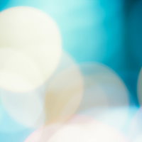 水色の明かりがぼける丸ボケのライトアップの写真
