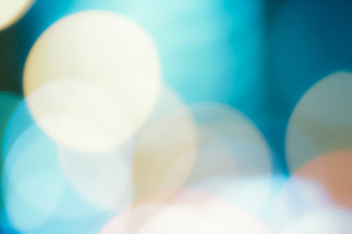 水色の明かりがぼける丸ボケのライトアップ