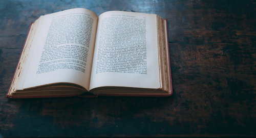 古いテーブルに開かれた洋書の頁