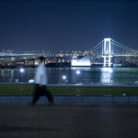 深夜の豊洲ぐるり公園から眺めるレインボーブリッジの写真