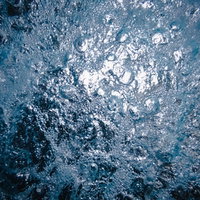 青い水面に立ち上がる気泡のテクスチャー背景の写真